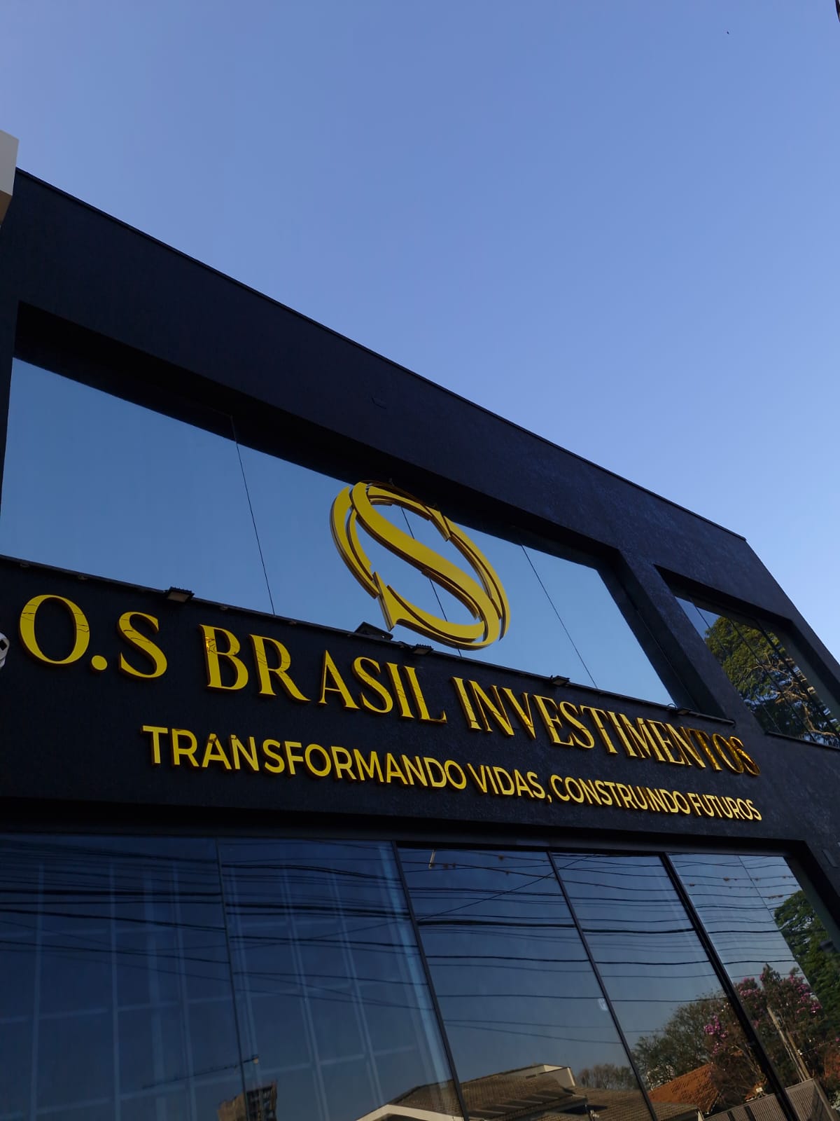 Detalhe da fachada da sede O.S Brasil Investimentos